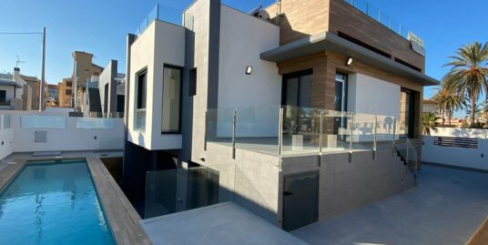 4 Bed, 4 Bath, Villa in Torrevieja