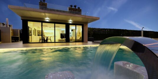4 Bed, 2 Bath, Villa in Orihuela Costa
