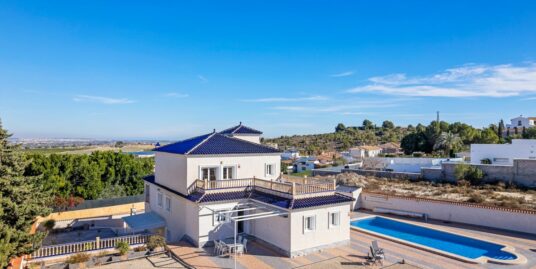 Impressive 4 Bed, 4 Bath Detached Villa in Algorfa