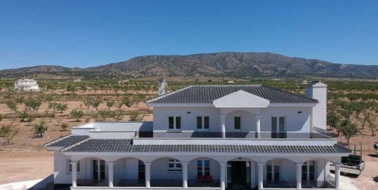 4 Bed, 3 Bath, Villa in Pinoso