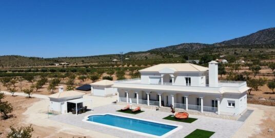 6 Bed, 4 Bath, Villa in Pinoso