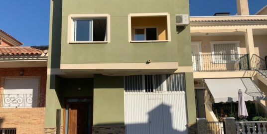 Large 2 Bed, 3 Bath Townhouse with Garage in Heredades