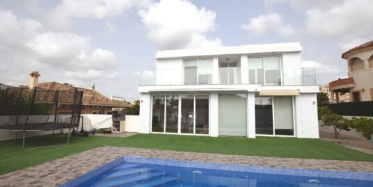 6 Bed, 4 Bath Detached Villa in San Fulgencio