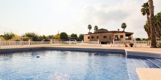 Luxury 4 Bed, 2 Bath Finca with under-build, Garage and Private Pool on 2,557m2 plot in Bigastro