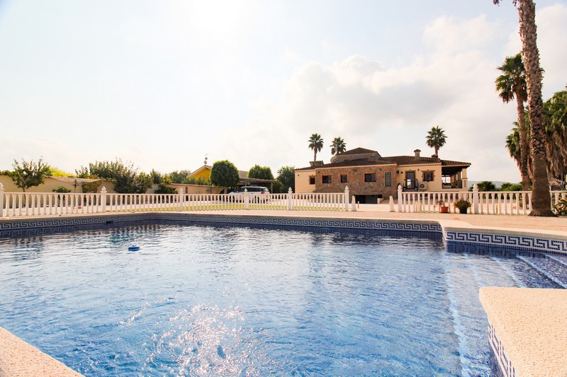 Luxury 4 Bed, 2 Bath Finca with under-build, Garage and Private Pool on 2,557m2 plot in Bigastro