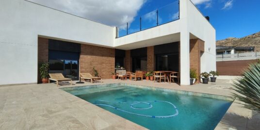 3 Bed, 2 Bath, Villa in Pinoso