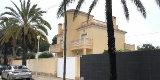 4 Bed, 4 Bath, Villa in Cabo Roig