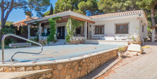 6 Bed, 4 Bath, Villa in Dehesa de Campoamor Orihuela Costa
