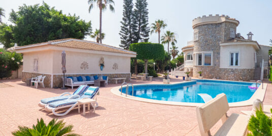 6 Bed, 4 Bath, Villa in Ciudad Quesada