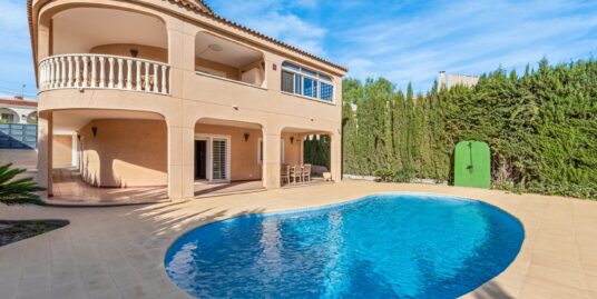 4 Bed, 3 Bath Villa in Los Balcones Torrevieja
