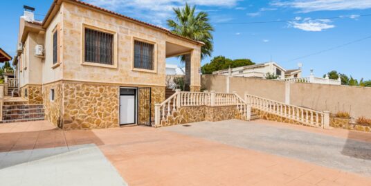 4 Bed, 3 Bath Villa in Los Balcones Torrevieja