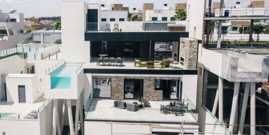 4 Bed, 4 Bath, Villa in Rojales