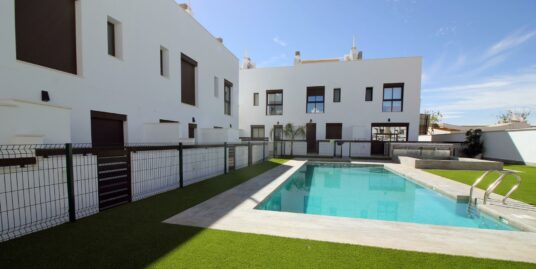 4 Bed, 2 Bath, Villa in Pilar de La Horadada