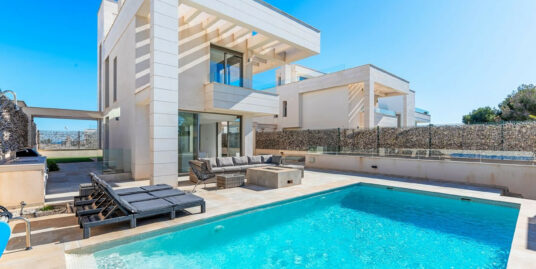 6 Bed, 3 Bath, Villa in Orihuela Costa