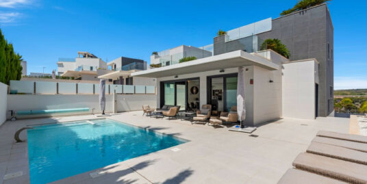 4 Bed, 4 Bath, Villa in Orihuela Costa