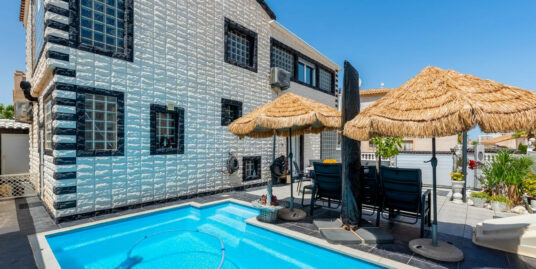 4 Bed, 2 Bath, Villa in Orihuela Costa