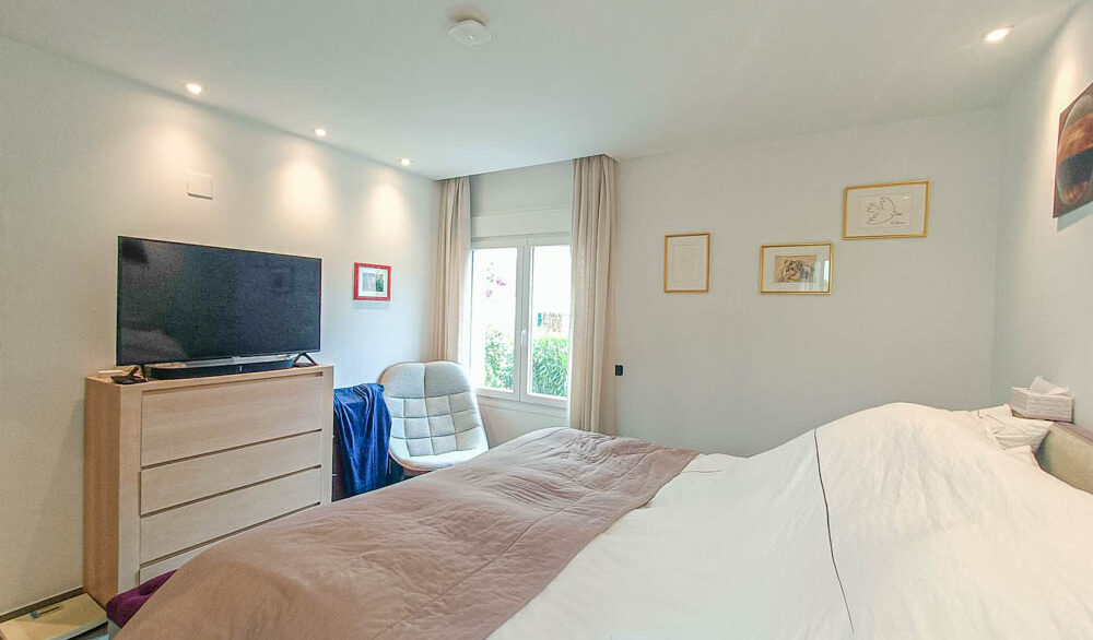 10372_stunning_modern_villa_on_la_finca_150425142827_bed_2a