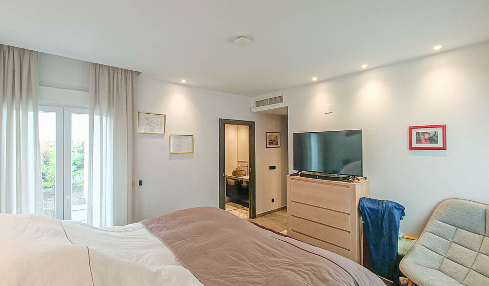 10372_stunning_modern_villa_on_la_finca_150425142828_bed_2d
