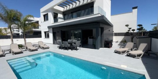 3 Bed, 3 Bath Villa in La Finca Golf