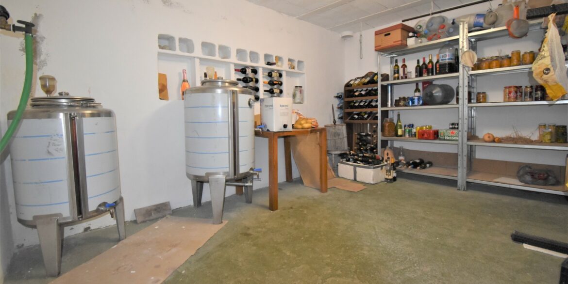 o_1hak32iu91g2fev3iudad5l259r