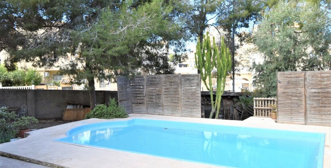 o_1hg8kfukh1f15q0e1jod15ud1sra1b