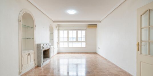 5 Bed, 2 Bath Apartment in Torrevieja