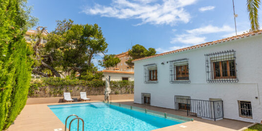 4 Bed, 2 Bath, Villa in Torrevieja