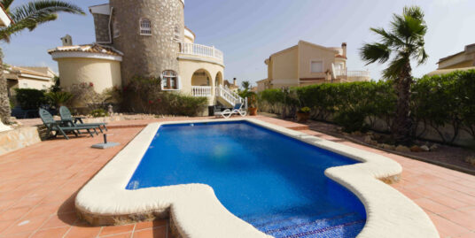 5 Bed, 4 Bath, Villa in Ciudad Quesada