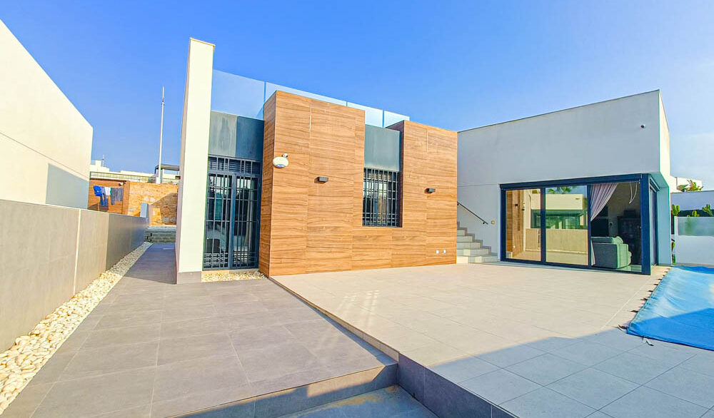 9943_stunning_modern_frontline_villa_for_sale_210225142721_imagen_de_whatsapp_2025_02_21_a_las_14.22.22_222697e2