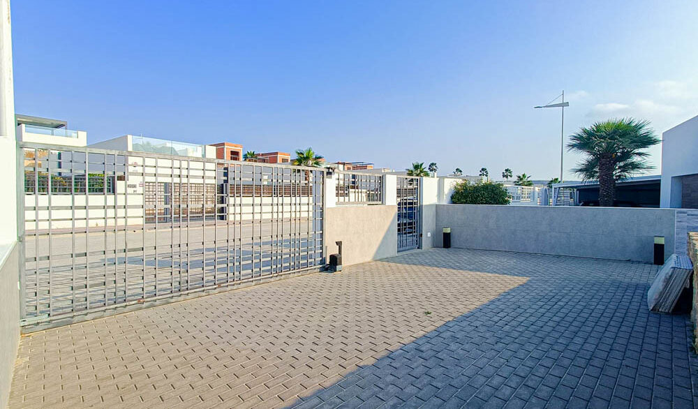 9943_stunning_modern_frontline_villa_for_sale_210225142721_imagen_de_whatsapp_2025_02_21_a_las_14.22.24_012633d7