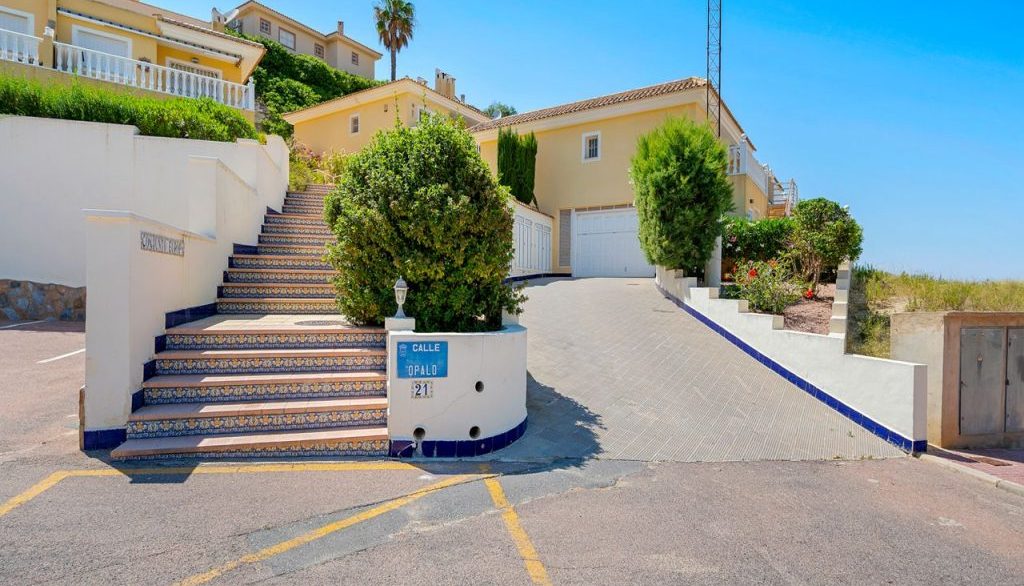 Apart Entrance