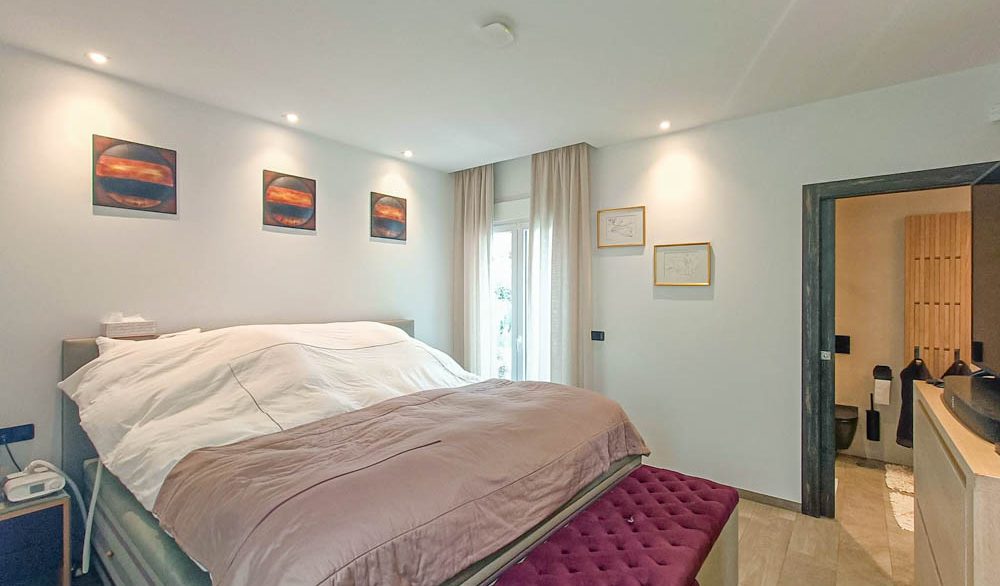 10372_stunning_modern_villa_on_la_finca_150425142828_bed_2b