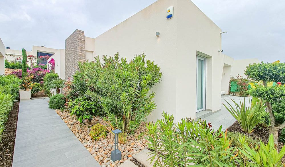 10372_stunning_modern_villa_on_la_finca_150425143055_garden_5