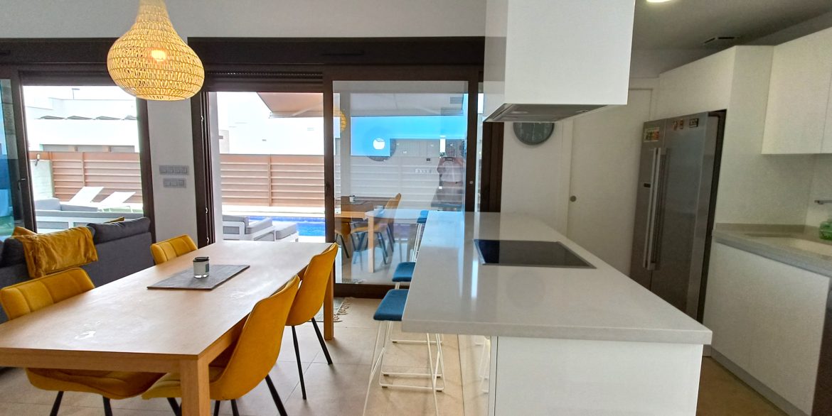 10699_stunning_modern_villa_050625163916_kitch_2