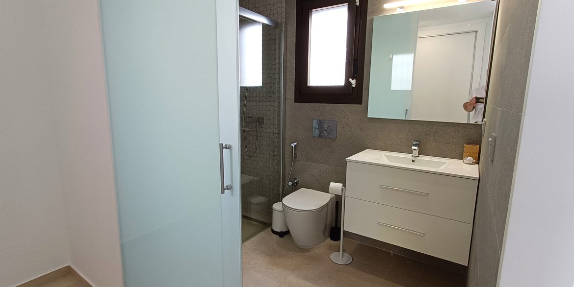 10699_stunning_modern_villa_050625164630_ensuite_a