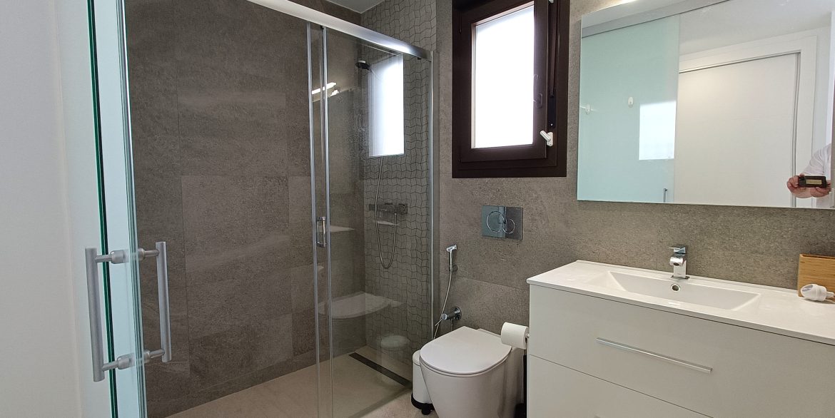 10699_stunning_modern_villa_050625164631_ensuite_b