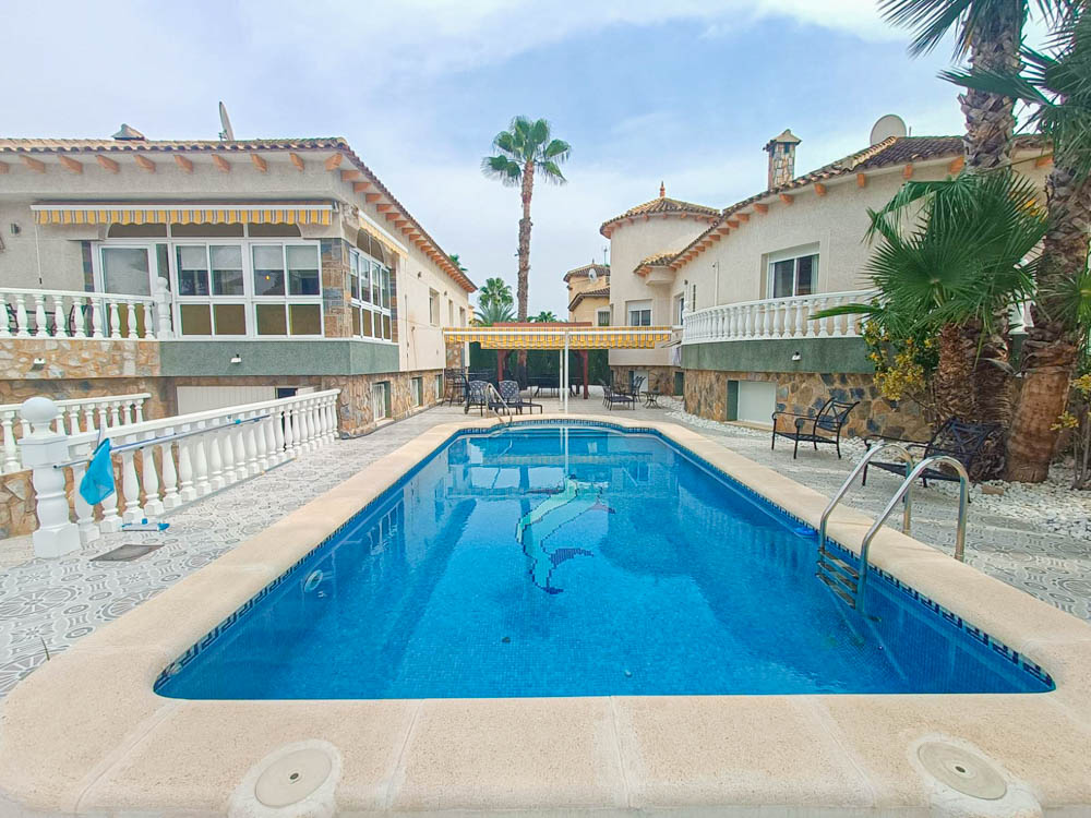 6 Bed, 4 Bath, Villa in Orihuela