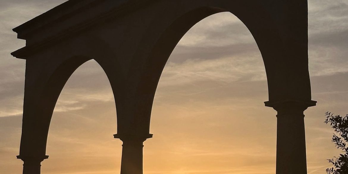 Lo Crispin Arch