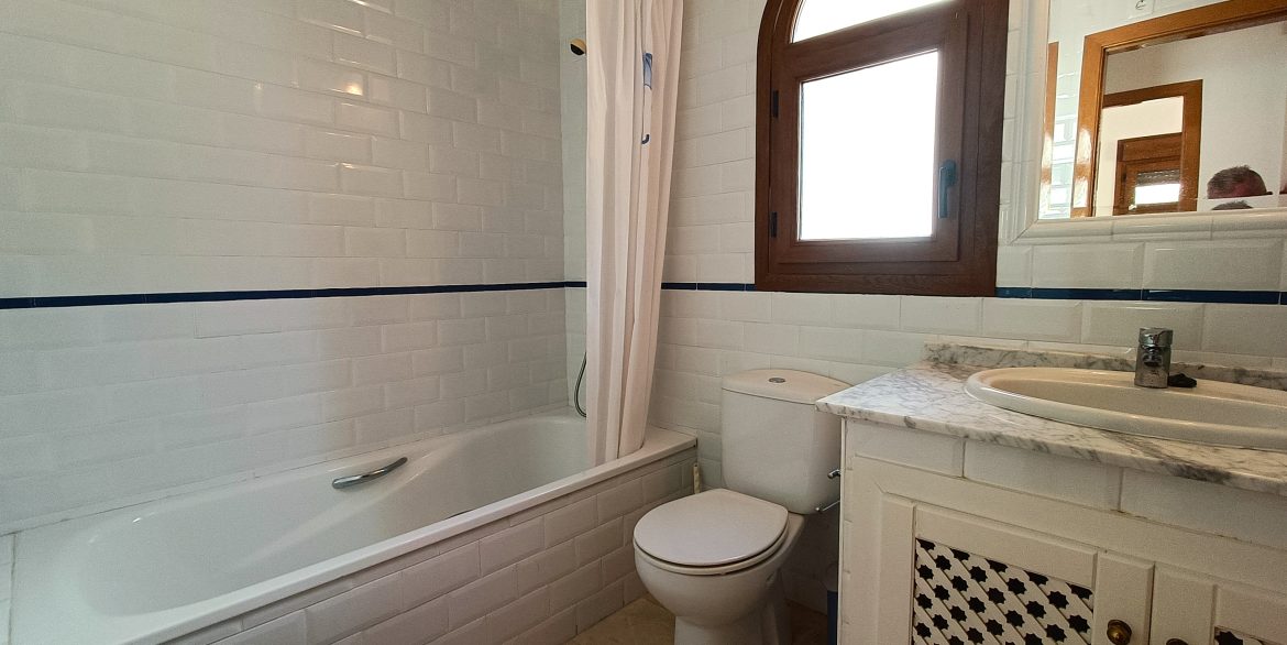 11162_beautiful_linked_detached_villa_060925114328_bath_1
