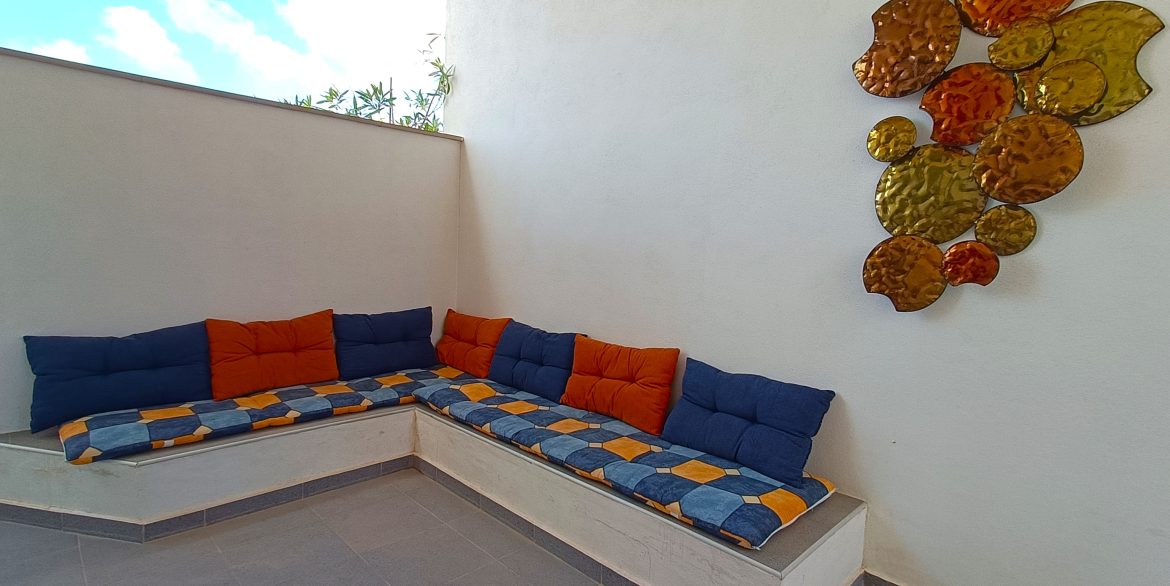 11162_beautiful_linked_detached_villa_060925114617_court_3