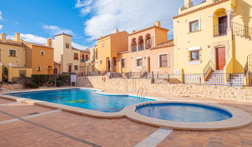 11162_beautiful_linked_detached_villa_060925115205_pool_1