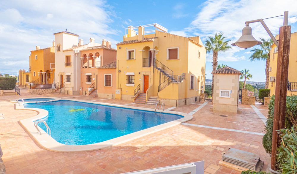 11162_beautiful_linked_detached_villa_060925115205_pool_2