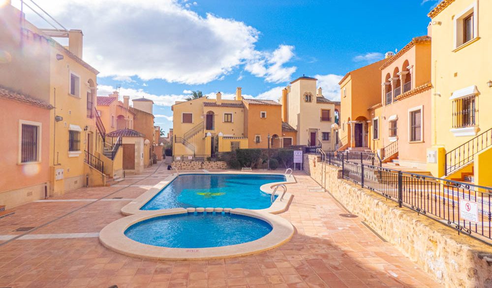 11162_beautiful_linked_detached_villa_060925115205_pool_3