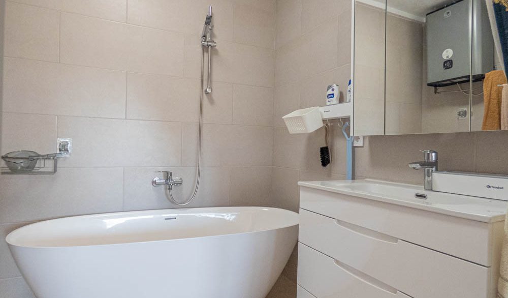 8093_stunning_reformed_countryside_villa_051024105423_p1210244