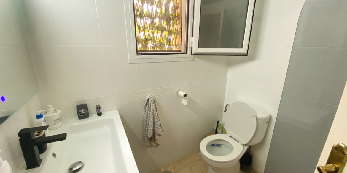 o_1j8l9tdrn7tld6t148eqtqump2t