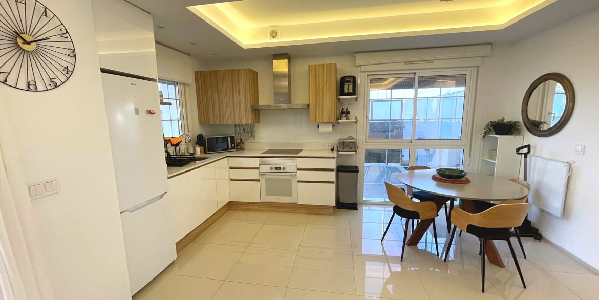 o_1j8nuptrr14h4i2sc3h1kedips2f