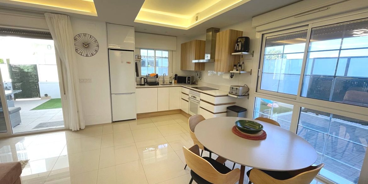 o_1j8nuptrr7hdiicklt3on1k8r2c