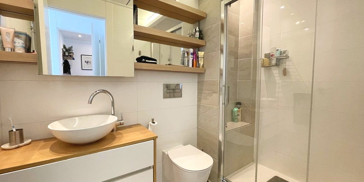 o_1j8nuptrsisc3rd1euj1ltj1gif2t