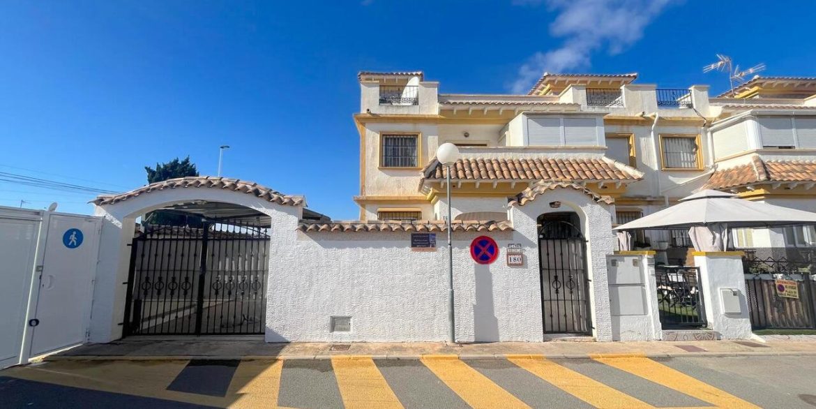 158389-townhouse-for-sale-in-torrevieja-30696190-large
