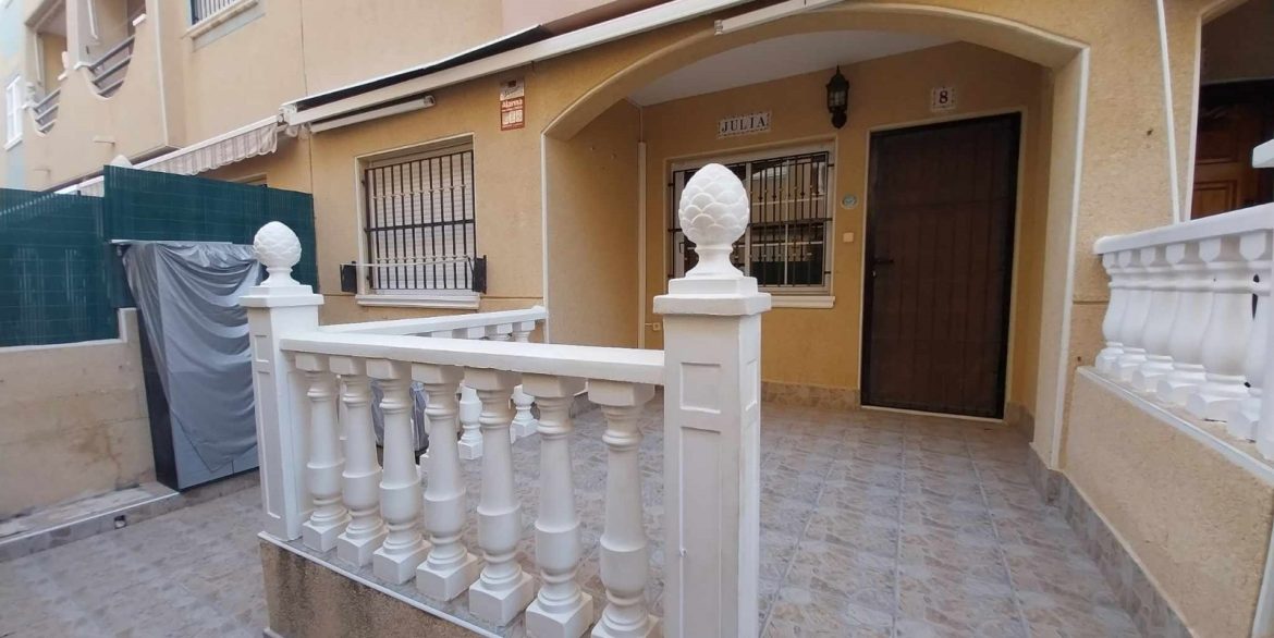 o_1j8t0vvara7rff317r4v6adv12d